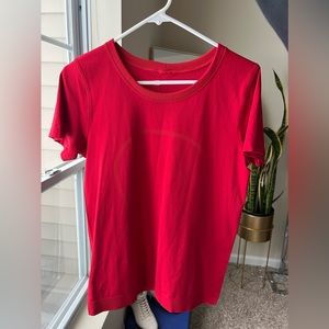 Lululemon swiftly relaxed tee (6) like new! Dark red ❤️